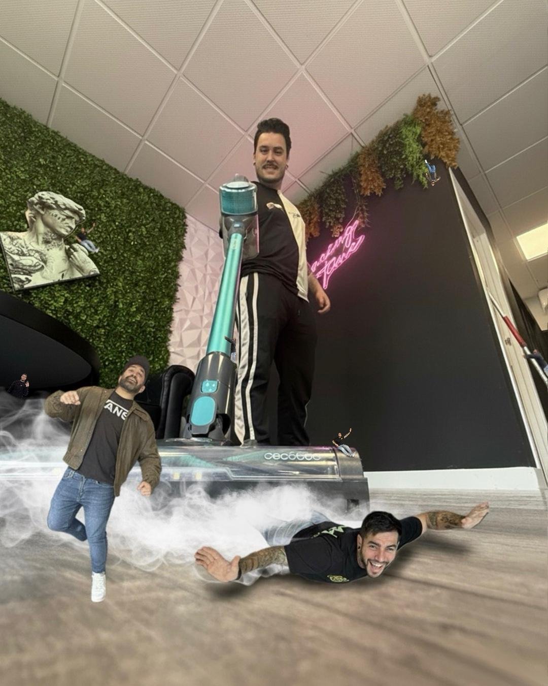 Montaje divertido de Iván con una aspiradora y Juanan y Javi escapando