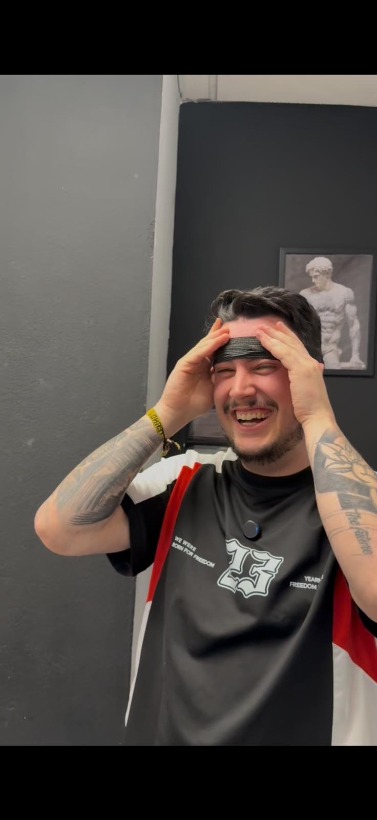Iván riéndose en el estudio Mano de Santo