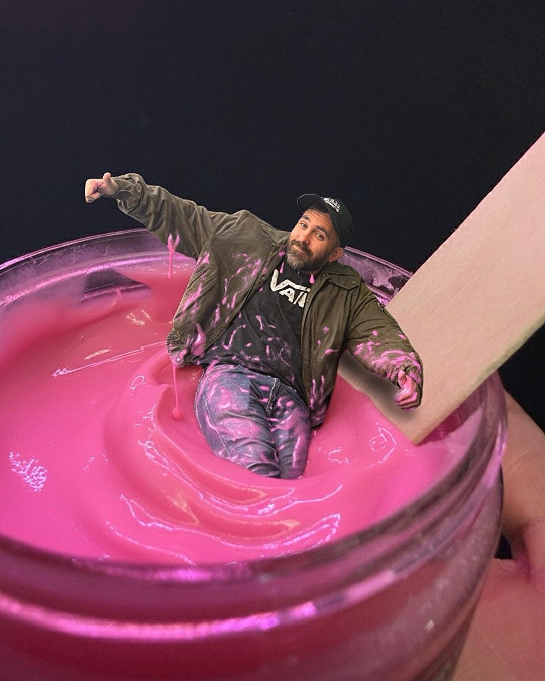 Montaje de Javi dentro de un bote de pintura rosa