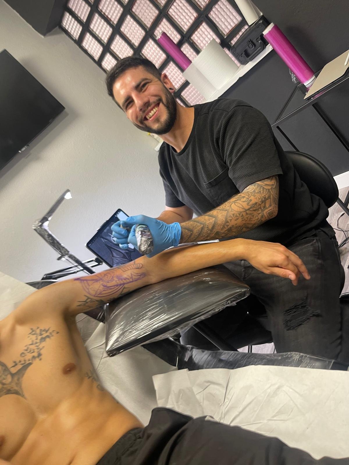 Juanan tatuando