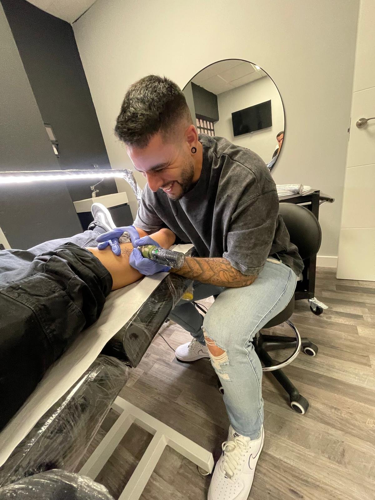 Juanan tatuando en el estudio de Guadarrama