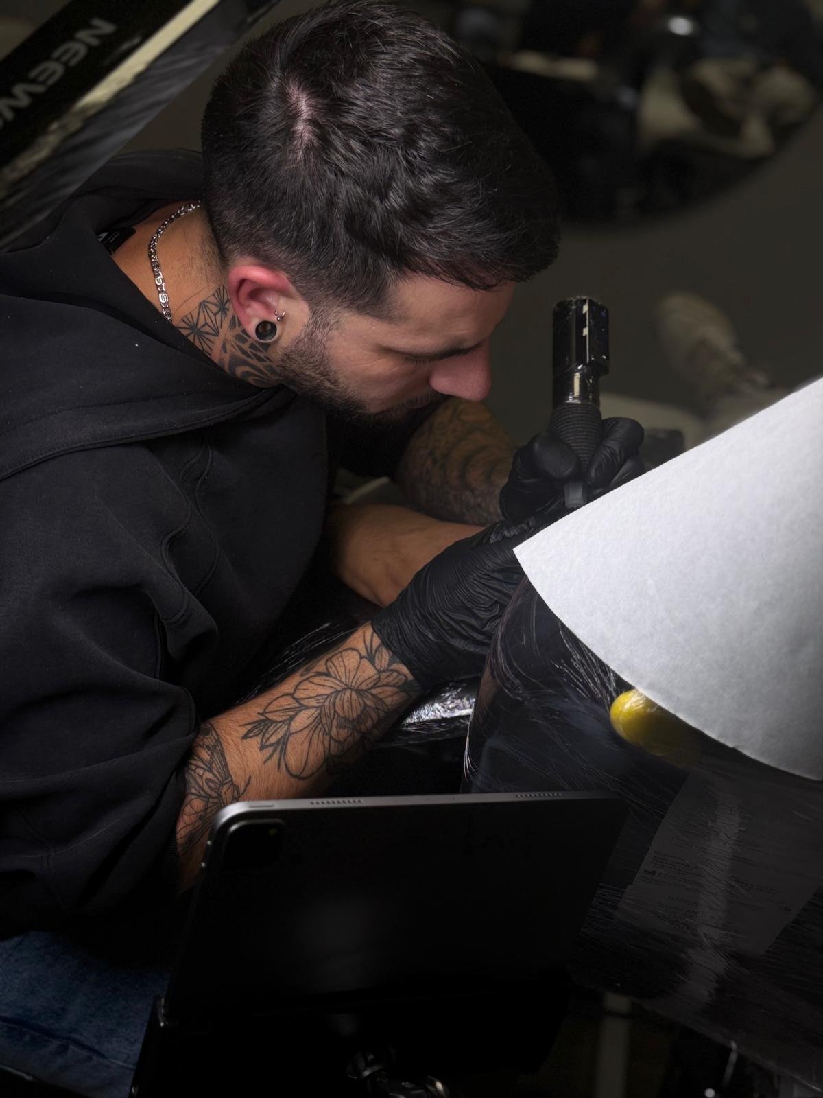 Juanan tatuando en el estudio de Mano de Santo
